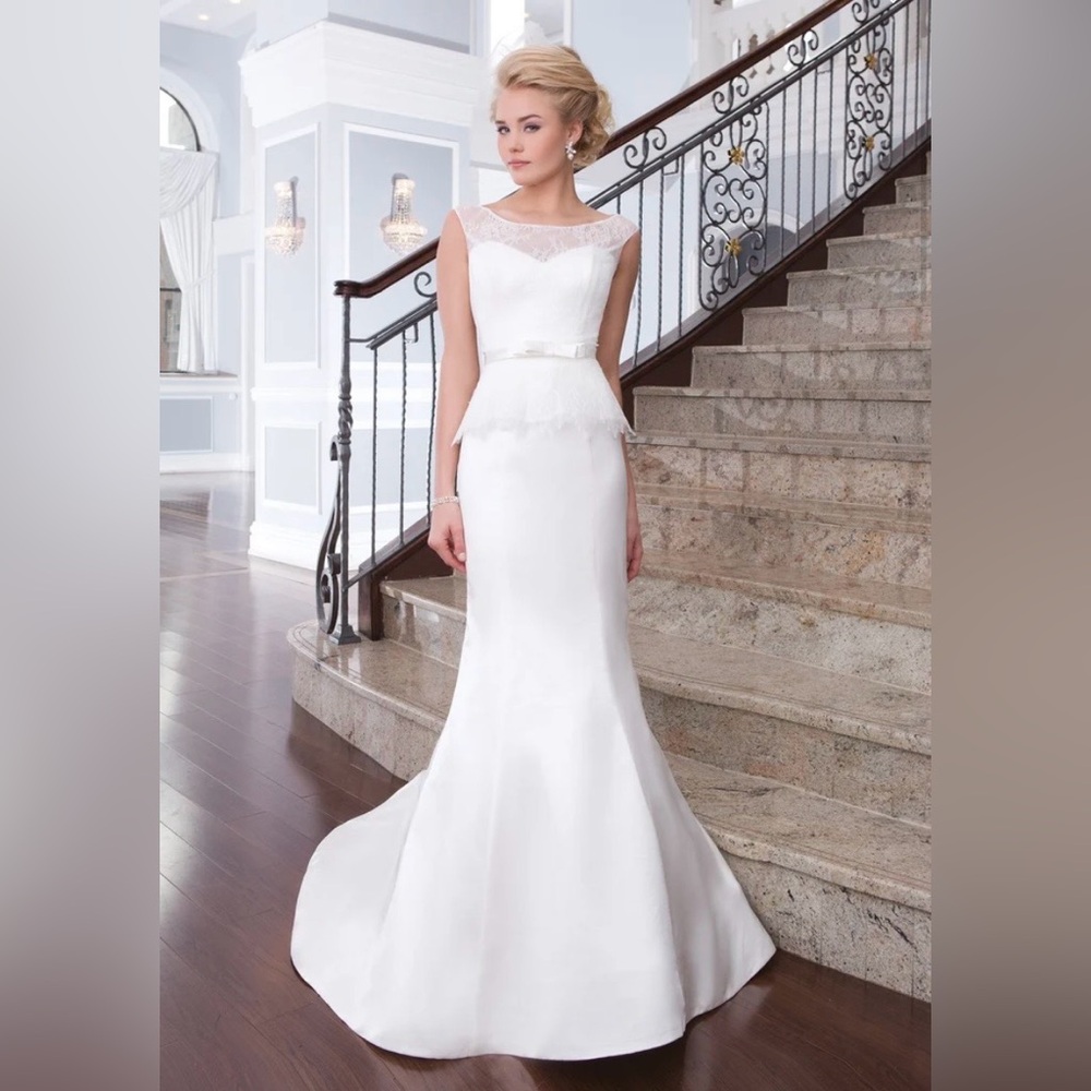 Chic White Sleeveless Gown